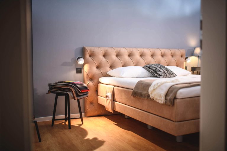 oblazinjena-boxspring-postelja